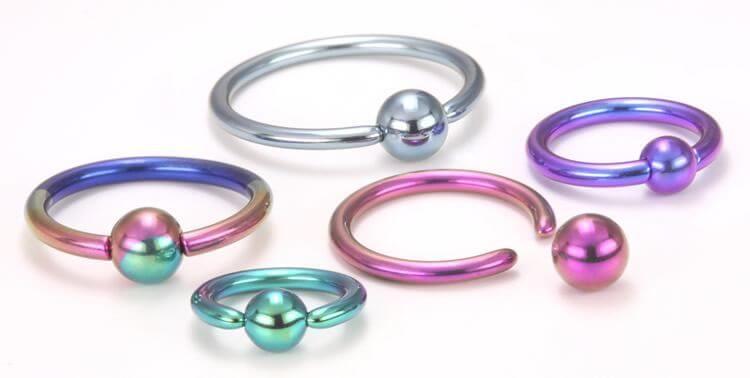 Tilum 14 g titano karoliukų žiedas su titano kamuoliuku – 18 spalvų pasirinkimų