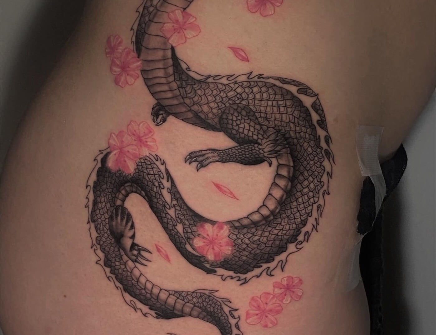Rene did this black & grey tattoo for 𝑪𝑶𝑵𝑺𝑻𝑨𝑵𝒁𝑨 𝑺𝑶𝑳𝑬𝑫𝑨𝑫 at Vision Tattoos Studio in Chile. Rene sometimes creates as a guest artist in downtown Atlanta, GA at Iron Palm.
